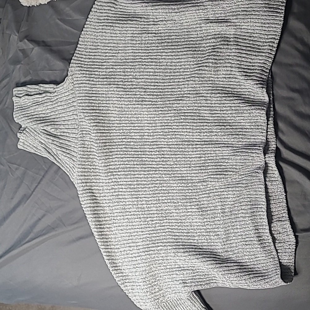 Hollister Brand Grey and White Knit Sweater Turtleneck